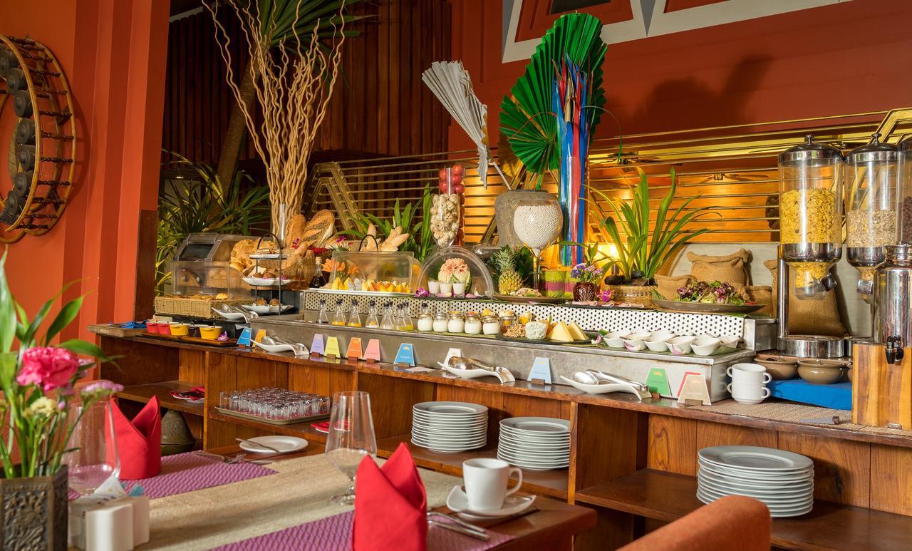 Golden Temple Residence Siem Reap Exterior foto A buffet at a hotel