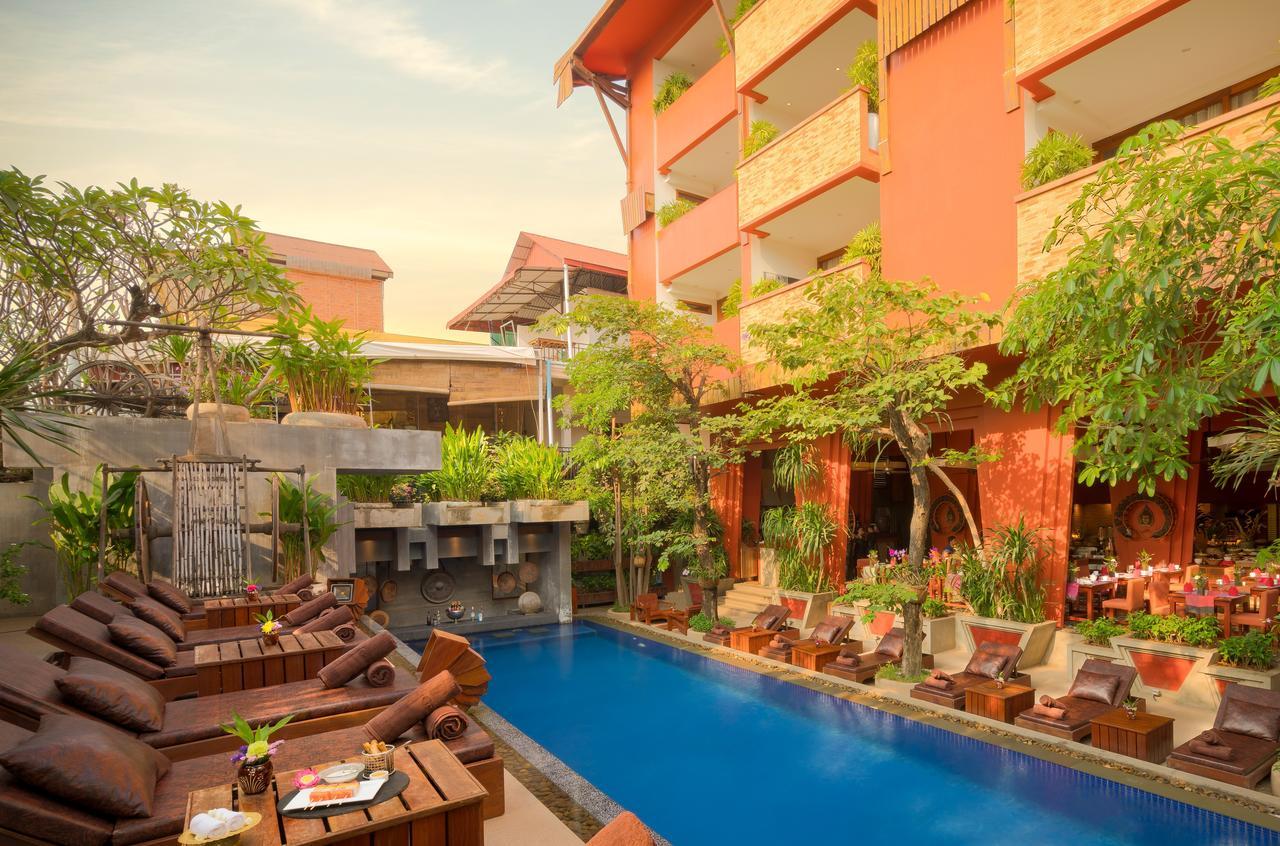 Golden Temple Residence Siem Reap Exterior foto The pool at the hotel