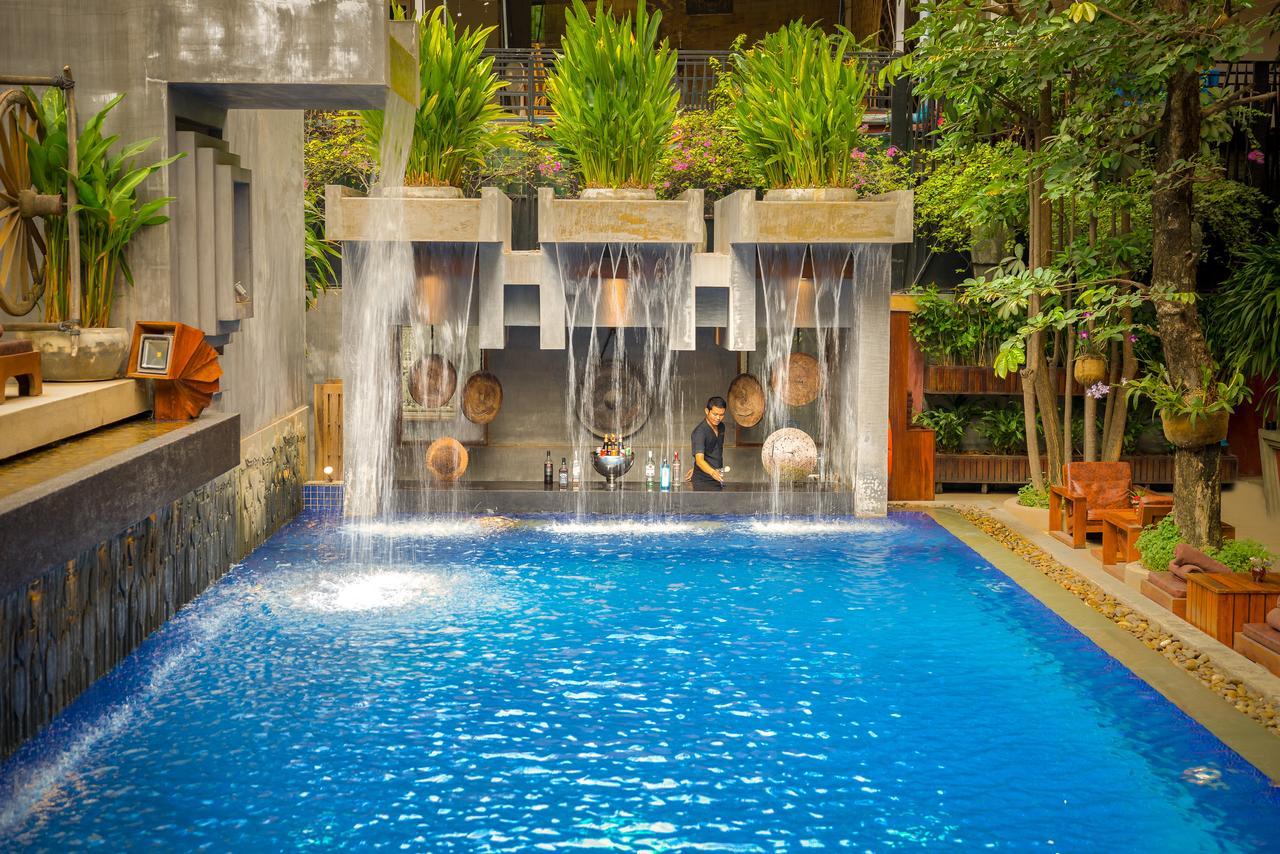 Golden Temple Residence Siem Reap Exterior foto A swimming pool with a waterfall