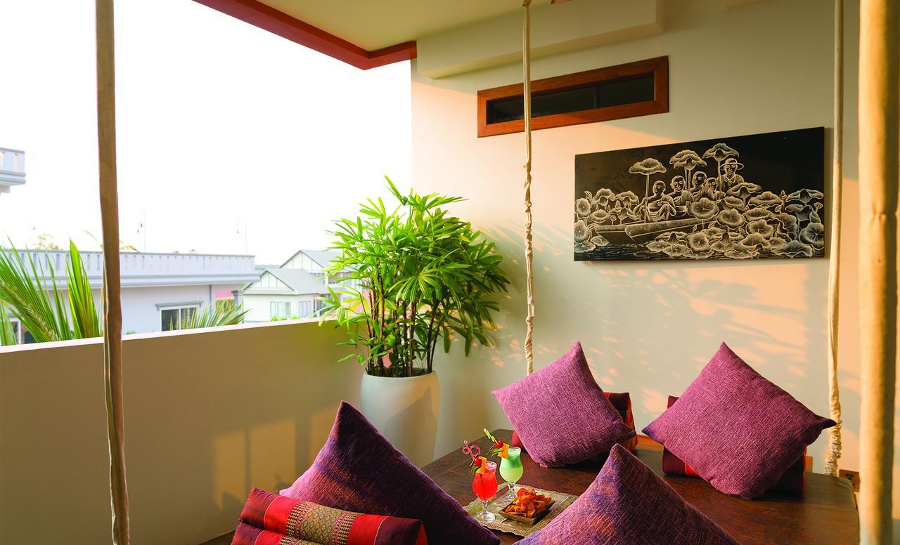 Golden Temple Residence Siem Reap Exterior foto A balcony in a hotel
